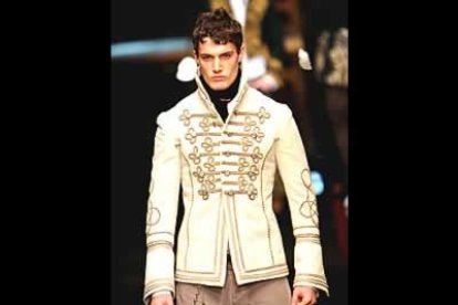 El dúo estelar de la moda tomó prestado elementos militares para componer sus diseños románticos y elegantes.