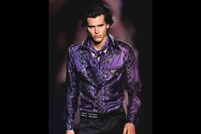 Con todos los suéteres, ya sean de cuello alto o redondo, Versace propone un pañuelo de seda, mientras que aparecen tanto las camisas de piel como voluminosas gabardinas y las americanas.