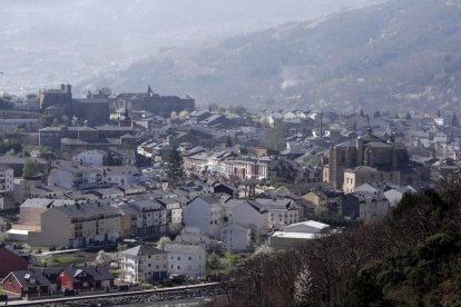 Imagen de archivo con una vista general de Villafranca del Bierzo, entre la iglesia de San Francisco y la Colegiata.