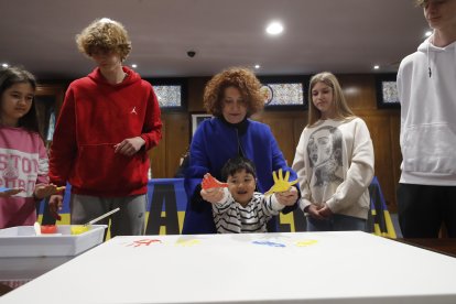 Participantes en el acto de solidaridad con el pueblo ucraniano organizado por el Ayuntamiento de Ponferrada. ANA F. BARREDO