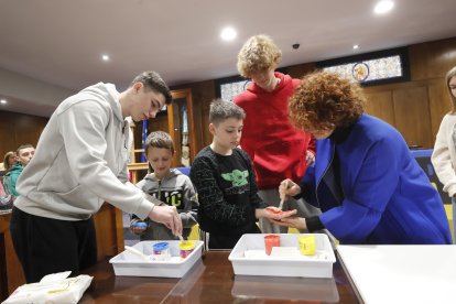 Participantes en el acto de solidaridad con el pueblo ucraniano organizado por el Ayuntamiento de Ponferrada. ANA F. BARREDO