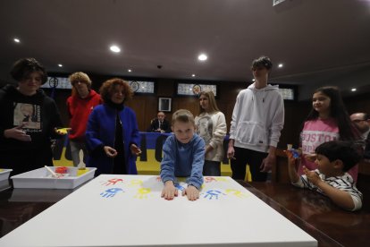Participantes en el acto de solidaridad con el pueblo ucraniano organizado por el Ayuntamiento de Ponferrada. ANA F. BARREDO