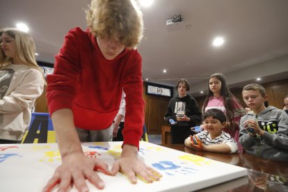 Participantes en el acto de solidaridad con el pueblo ucraniano organizado por el Ayuntamiento de Ponferrada. ANA F. BARREDO
