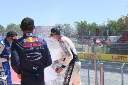 David Vidales celebra su triunfo en Montmeló. FÓRMULA 3