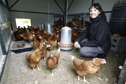 Nélida Gutiérrez Otero, en su granja ecológica de gallinas. RAMIRO.