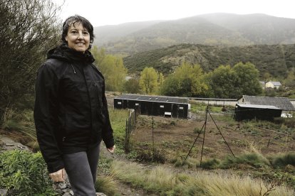Nélida Gutiérrez Otero, en su granja ecológica de gallinas. RAMIRO.