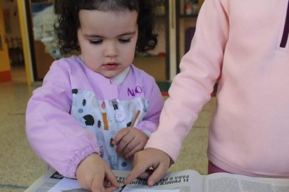Los niños y niñas implicados en el proyecto han aprendido a utilizar elementos de su entorno para hacer tintes naturales, han creado su propio banco de semillas, han fabricado cajas nido y hoteles de insectos con el objetivo de preservar la biodiversidad y también han conocido la importancia de mantener sus ríos y arroyos limpios para la vida que habita en ellos. RBVOyL.