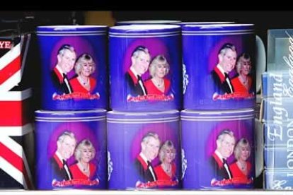 Pero el universo decorativo generado en torno a la boda o no-boda, no deja de aumentar. Tazas...