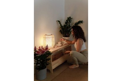 Judith Martínez, en un rincón de su estudio de Yoga Mueve tu alma. NOELIA SANABIA