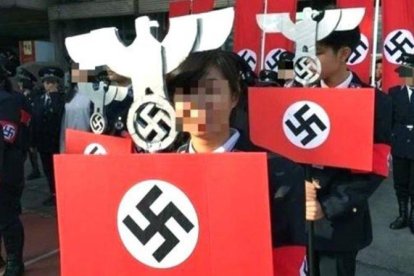 Estudiantes del colegio secundarista Kuang Fu, desfilan vestidos como soldados Nazi, en la ciudad de Hsinchu en Taiwán. El 24 de diciembre de 2016.
