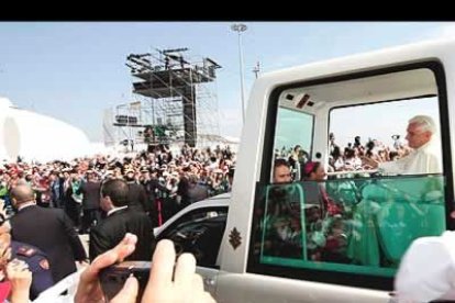 Benedicto XVI saluda a los fieles en la 24 edición del Congreso Eucarístico Nacional celebrado en Bari, al sur de Italia. Se trata de la primera salida después de su elección.