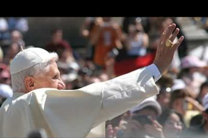 El Papa Benedicto XVI saluda a los fieles después de la audiencia general en la plaza de San Pedro, Ciudad del Vaticano.