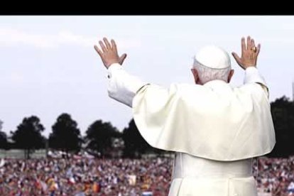El Papa visita Colonia en medio de una gran multitud de fieles en donde se celebra la XX Jornada Mundial de la Juventud.