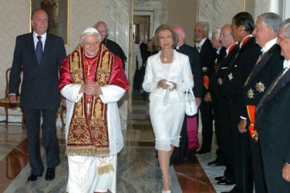 El papa Benedicto XVI acompañado de los Reyes de España camina por su residencia veraniega de Castel Gandolfo, cercana a Roma, durante la audiencia que el sumo pontífice les concedió a los Reyes.
