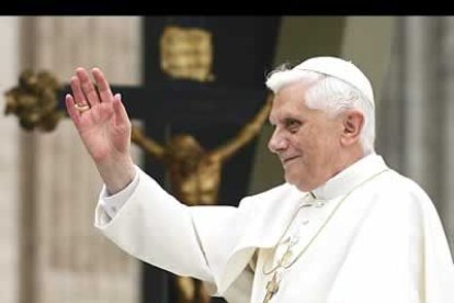 Benedicto XVI dedicó la catequesis a comentar el Salmo 129, conocido como el De profundis, en la plaza del Vaticano seis meses después de su elección como Papa.