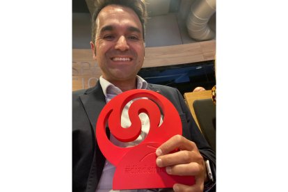 Manu Velasco con su galardón. BERTA RODRÍGUEZ
