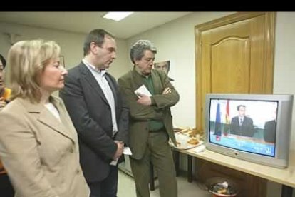 Con la alegría en la cara, los socialistas escuchan el mensaje del portavoz de su partido en el que anuncia la victoria conseguida.