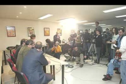 La sede del PSOE fue la que más periodistas y reporteros congregó a lo largo de la noche.