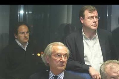 Juan Morano, candidato del PP por León al Congreso, observa con preocupación la pérdida de las elecciones por parte de su partido.