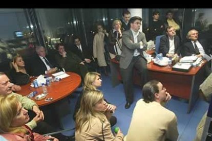 La gran familia del PP en León se reunió en su sede para conocer de primera mano el resultado de las elecciones.