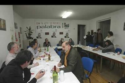 Izquierda Unida acogió una vez más en su sede la decepción por los resultados electorales, que vuelven a dejar a la coalición fuera del Congreso.