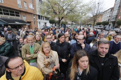 Vecinos y autoridades municipales asistentes al acto. L. DE LA MATA