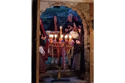 Las mujeres entran en la iglesia. TENADA