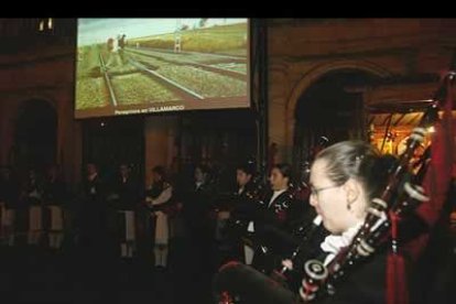 Con un proyector gigante, instalado en la plaza de San Marcelo, se avanzaron algunos de los actos que se tienen proyectados para este año.