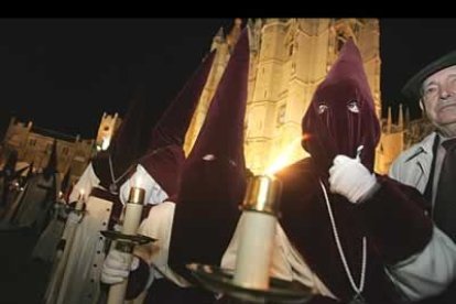 Debido a su magnitud y su enorme peso, la Sagrada Cena, obra de Víctor de los Ríos,  no puede ser pujada por los braceros, sino transportada por medio de ruedas.