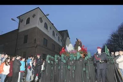 La procesión María al Pie de la Cruz de la Esperanza organizada por la cofradía de María del Dulce Nombre se caracteriza por estar formada únicamente por mujeres.