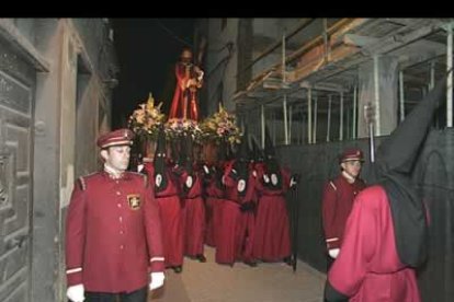 La cofradía del Desenclavo volvió a acoger una de las ceremonias más sobrecogedoras de la Semana Santa, la de las tinieblas, una procesión presidida sólo por el sonido de las carracas uy las matracas.