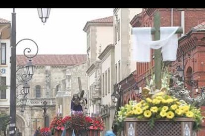 A pesar de la amenaza de lluvia la cofradía del Santo Cristo de las Bienaventuranzas pudo salir del templo parroquial de San Claudio a primera hora de la mañana para realizar su recorrido por las calles leonesas.