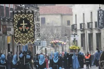 El paso de la Santa Cruz portado por los hermanos más jóvenes de la orden sirvió como prólogo de los diferentes pasos exhibidos.