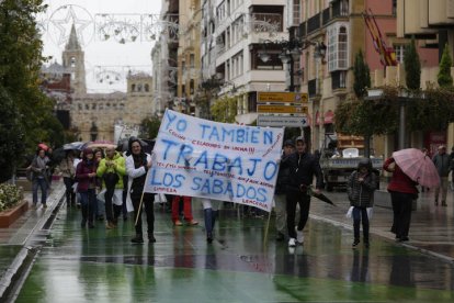 Los trabajadores de Sacyl llevaron su protesta desde el Hospital hasta la Gerencia de Salud, en el centro de la ciudad. FERNANDO OTERO