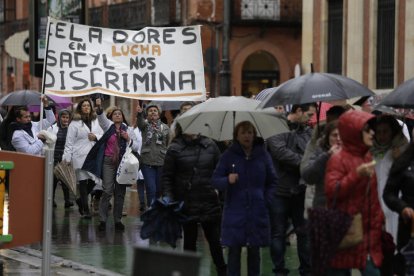 Los trabajadores de Sacyl llevaron su protesta desde el Hospital hasta la Gerencia de Salud, en el centro de la ciudad. FERNANDO OTERO