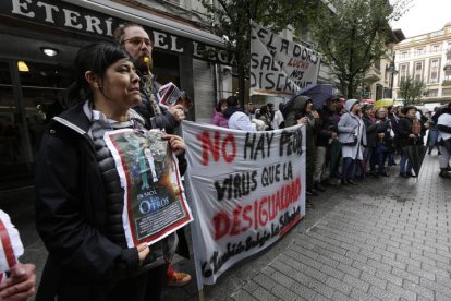 Los trabajadores de Sacyl llevaron su protesta desde el Hospital hasta la Gerencia de Salud, en el centro de la ciudad. FERNANDO OTERO