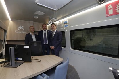 Presentación del bancobús de Caixabank en la Diputación de León. FERNANDO OTERO