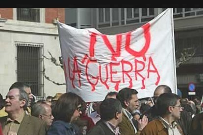 En la protesta estuvieron representantes de todos los partidos políticos, excepto del PP, a nivle provincial y local.