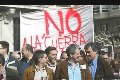 Francisco Fernández, candidato del PSOE a la Alcaldía de León, Miguel Martínez, presidente provincial del partido socialista y José Luis Conde, candidato de IU a la Presidencia de Castilla y León, entre los manifestantes.