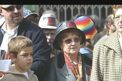 La gente se entregó de lleno a la protesta, para la que se preparó un atuendo reivindicativo, como el sombrero que lleva esta señora.