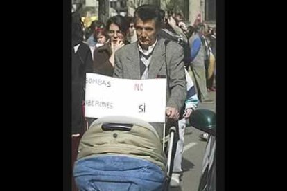 La gente portaba curiosas pancartas en las que, de distinta manera, se trató de expresar una repulsa total a la intervención militar en Irak.