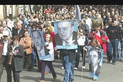 Políticos del PP, como José María Aznar, Mariano Rajoy o Manuel Fraga, no se escaparon al abucheo en forma de pancarta de los manifestantes, por su apoyo a las tesis belicistas de Bush.