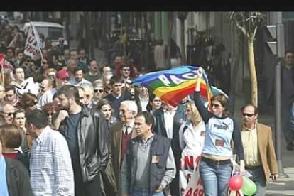 Bajo el grito 'no nos mires, únete' los manifestatantes fueron captando a un gran número de leoneses que se encontraban en ese momento paseando por la ciudad.
