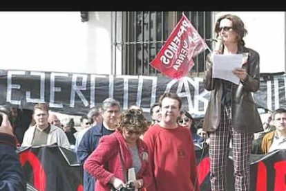 Al finalizar la marcha que recorrió las principales calles de la capital leonesa, se leyeron algunos manifiestos. En la imagen, la periodista Toñi Reinares da voz a uno de ellos.