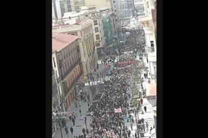 Imagen panorámica del transcurso de la manifestación a su paso por Ordoño II.