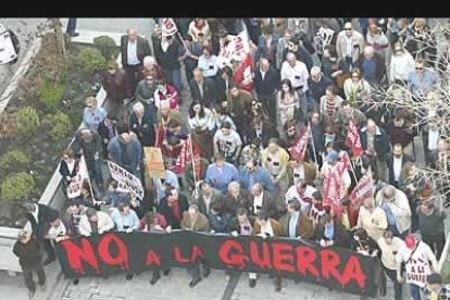 Una gran pancarta con la frase no a la guerra en grandes letras rojas presidió la marcha por la paz en la capital leonesa.