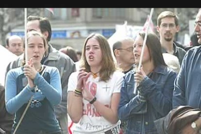 La gente gritó frases contra la postura del Gobierno del PP en la crisis.