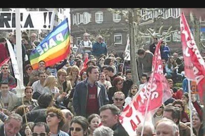 Banderas pacifistas y de la república se mezclaron con las pancartas con mensajes contra la guerra.