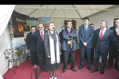 Las autoridades locales y provinciales fueron las encargadas de dar el pistoletazo de salida a la muestra.
