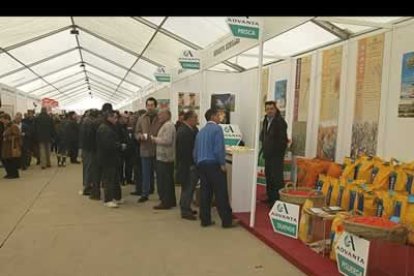 Unos 90 expositores, de todos los sectores relacionados con la agroindustria, están presentes este año en Valencia de Don Juan.